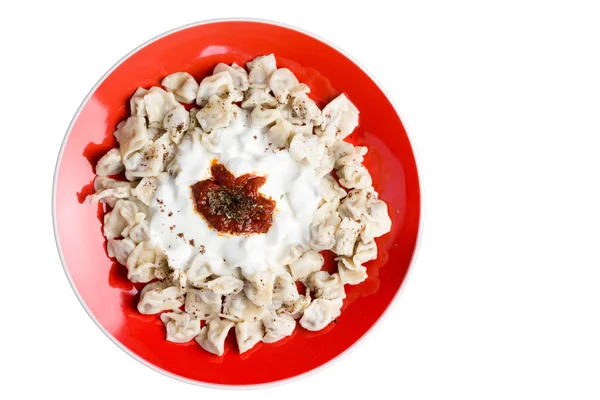Tallrik färsk hemlagad turkiska manti dumplings — Stockfoto