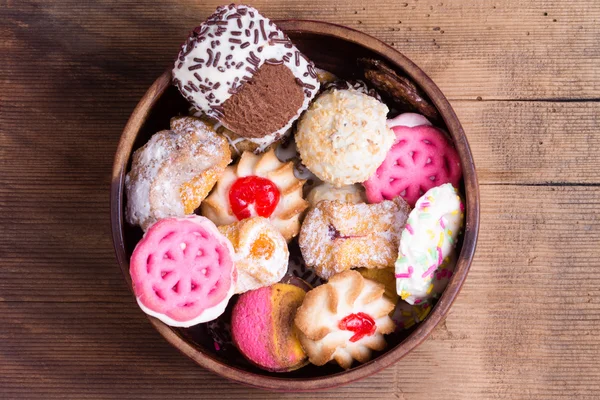 Kom van kleurrijke heerlijke diverse koekjes — Stockfoto