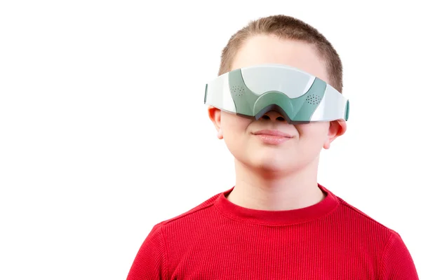 Treści chłopiec w czerwonym nosi okulary wirtualnej rzeczywistości — Zdjęcie stockowe