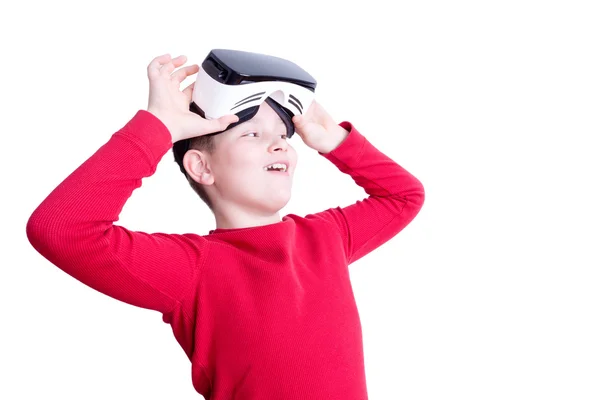 Дитина піднімає гарнітуру віртуальної реальності, щоб побачити — стокове фото