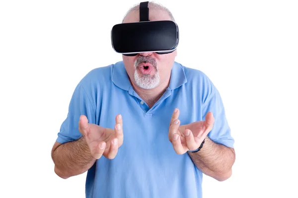 Homem reage ao uso de óculos de realidade virtual — Fotografia de Stock