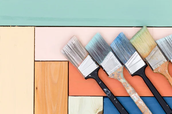 Neat arrangement of paintbrushes on stained wood — Stock Photo, Image