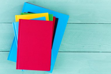 Yukarıdan aşağıya mavi masada boş kitap görünümü