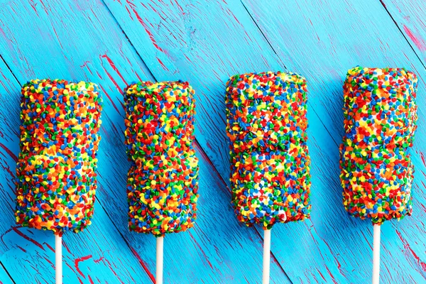 Quatro marshmallows coloridos com pérolas de doces — Fotografia de Stock