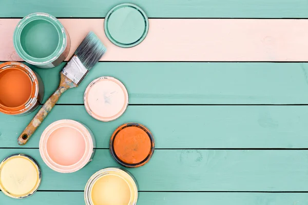 Fundo de tábuas de assoalho, latas de tinta e escova — Fotografia de Stock