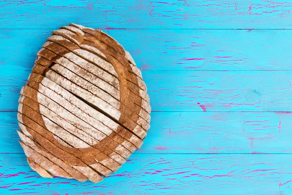 Zelfgebakken brood brood op gecraqueleerd blauwe tabel oppervlak — Stockfoto