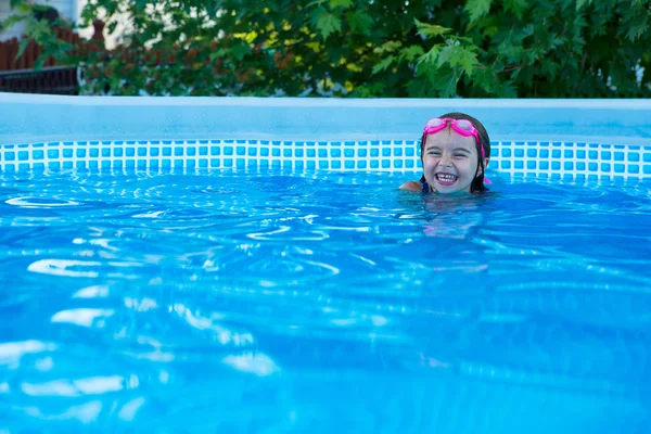 Niña riéndose en una piscina —  Fotos de Stock