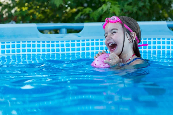 수영장에 흥분된 행복 한 어린 소녀 — 스톡 사진