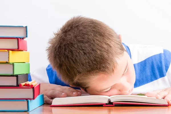 Overwerkt jonge schooljongen in slaap gevallen — Stockfoto