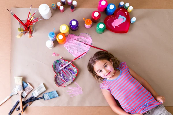 Schattige mooie meisje kunstenaar met kleurrijke verf — Stockfoto