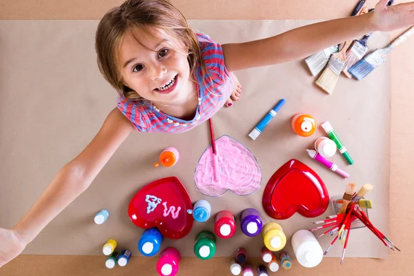 Ευτυχισμένος δημιουργική κοριτσάκι με τα χρώματα της — Φωτογραφία Αρχείου