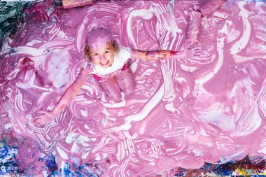 Beş yaşındaki boya oyun heyecanlı