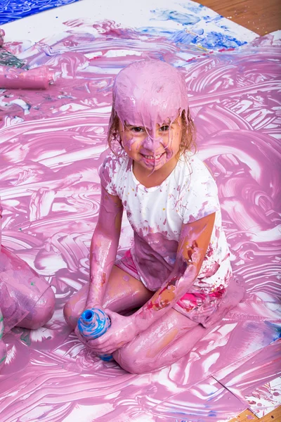 Carino bambino coperto di vernice — Foto Stock