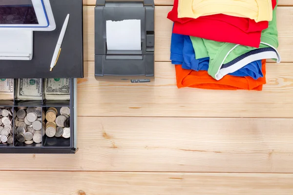 Bunte Kleidung und geöffnete Kasse — Stockfoto