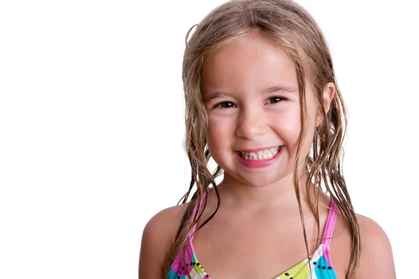 Fröhliches kleines Mädchen mit langen nassen Haaren — Stockfoto