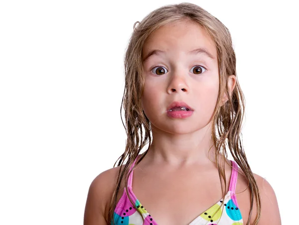 Surpreendida menina loira com cabelo molhado — Fotografia de Stock