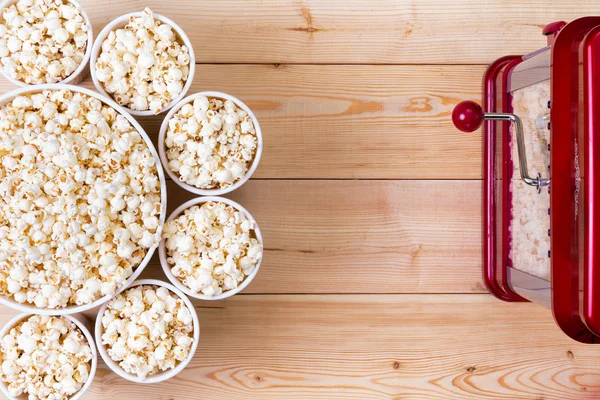 Ciotole di popcorn freschi accanto a una macchina — Foto Stock