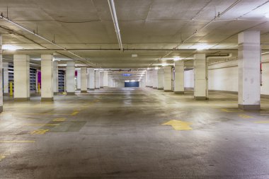 Bir grungy boş park alanı için giriş