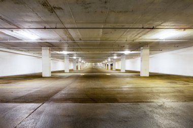 Büyük grungy boş gizli park alanı