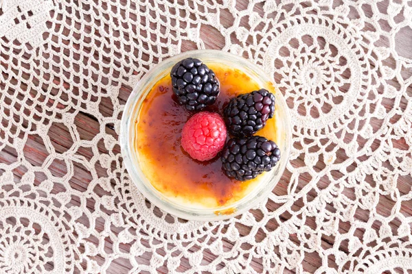 Свежеприготовленный крем-брюле с ягодами — стоковое фото