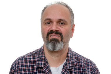 Sakallı tiksinti adam yüzünü kameraya yapar.