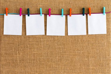 Boş beyaz bloknot asılı temiz satır