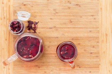 Sıcak hibiscus çay bardağına havai görünümü