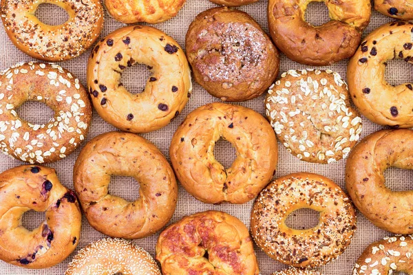 Bagels sortidos em um fundo de quadro completo — Fotografia de Stock