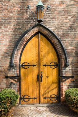 Eski kemerli ahşap kapı