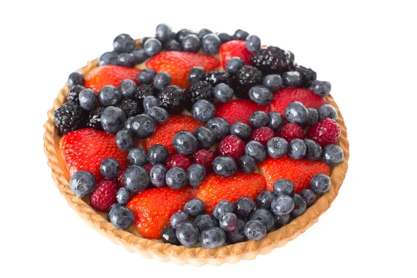 Nahaufnahme frischen Kuchen mit verschiedenen Beeren auf der Oberseite — Stockfoto