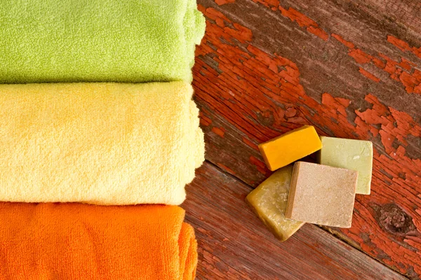 Soap buatan tangan dan Towels on Wooden Table — Stok Foto