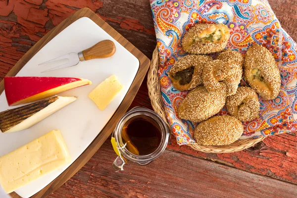 Frisches Poacha-Gebäck und Käse auf einem Holztisch — Stockfoto