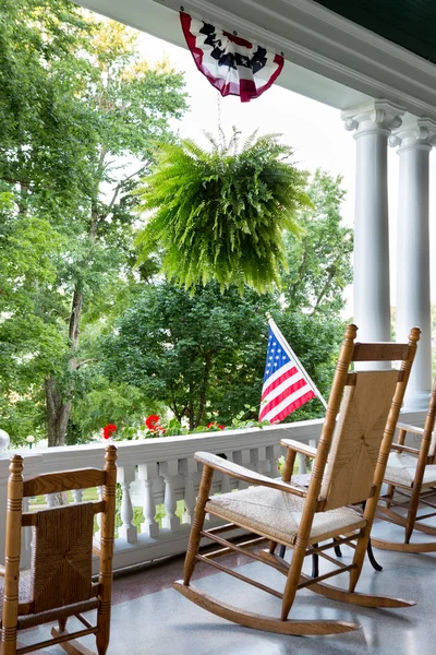 4 Temmuz tadını çıkarmak için rahat ahşap sallanan sandalye — Stok fotoğraf
