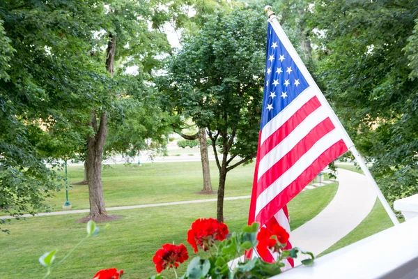 Balkon veya veranda uçan Amerikan bayrağı — Stok fotoğraf