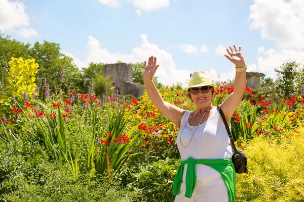 Trendige fröhliche Oma im Freien in ihrem Garten — Stockfoto