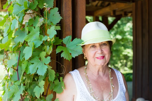 Snygg modern senior dam i en trendig hatt — Stockfoto