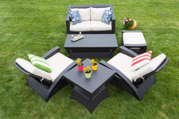 Confortable mobilier de jardin moderne et profond — Photo