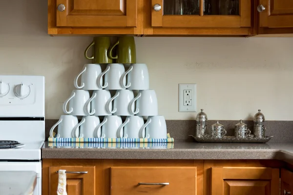 Mucchio di tazze di caffè inutilizzate in cucina — Foto Stock