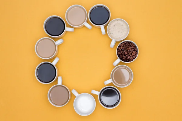 Copos de café Organizado em círculo isolado em amarelo — Fotografia de Stock