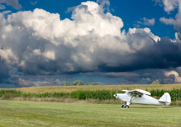 Small white microlight plane ready for take off — Stock Photo, Image