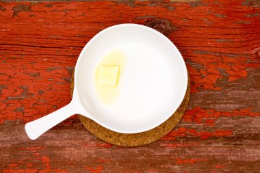 Kolu ile hizmet veren beyaz tabakta tereyağı erime