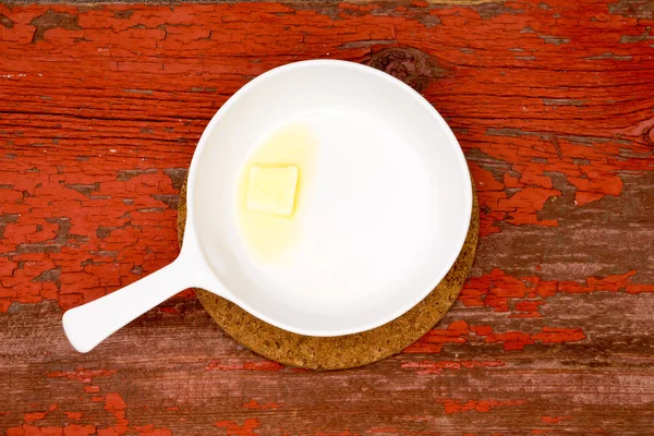 Manteiga de derretimento na placa de serviço branca com alça — Fotografia de Stock