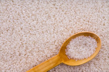 Kaynatılmış pirinç taneleri bir tahta kaşıkla