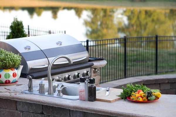 Preparing a healthy meal in an outdoor kitchen — Stock Photo, Image