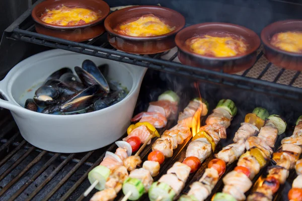 Läckra fisk-och skaldjursrätter utomhus måltid på Bbq — Stockfoto