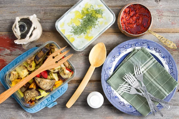 Vegetais grelhados, tzatziki, cacik e pasta de pimenta — Fotografia de Stock