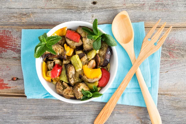 Bowl of succulent Turkish grilled vegetables — Stock Photo, Image