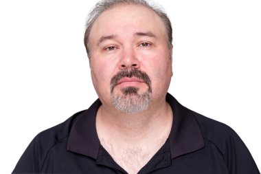 Kasvetli görünümlü orta yaşlı adam