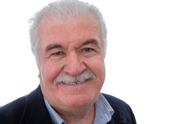 Mutlu emekli üst düzey adam kameraya gülümseyen