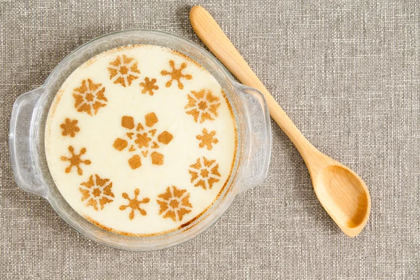 Gourmet välsmakande mjölkaktig Semolina efterrätt på skål — Stockfoto